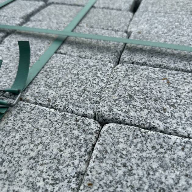 Granit Pflastersteine 8x10x20 cm – Bergama Grau, gesägt & getrommelt, Naturstein Bindersteine