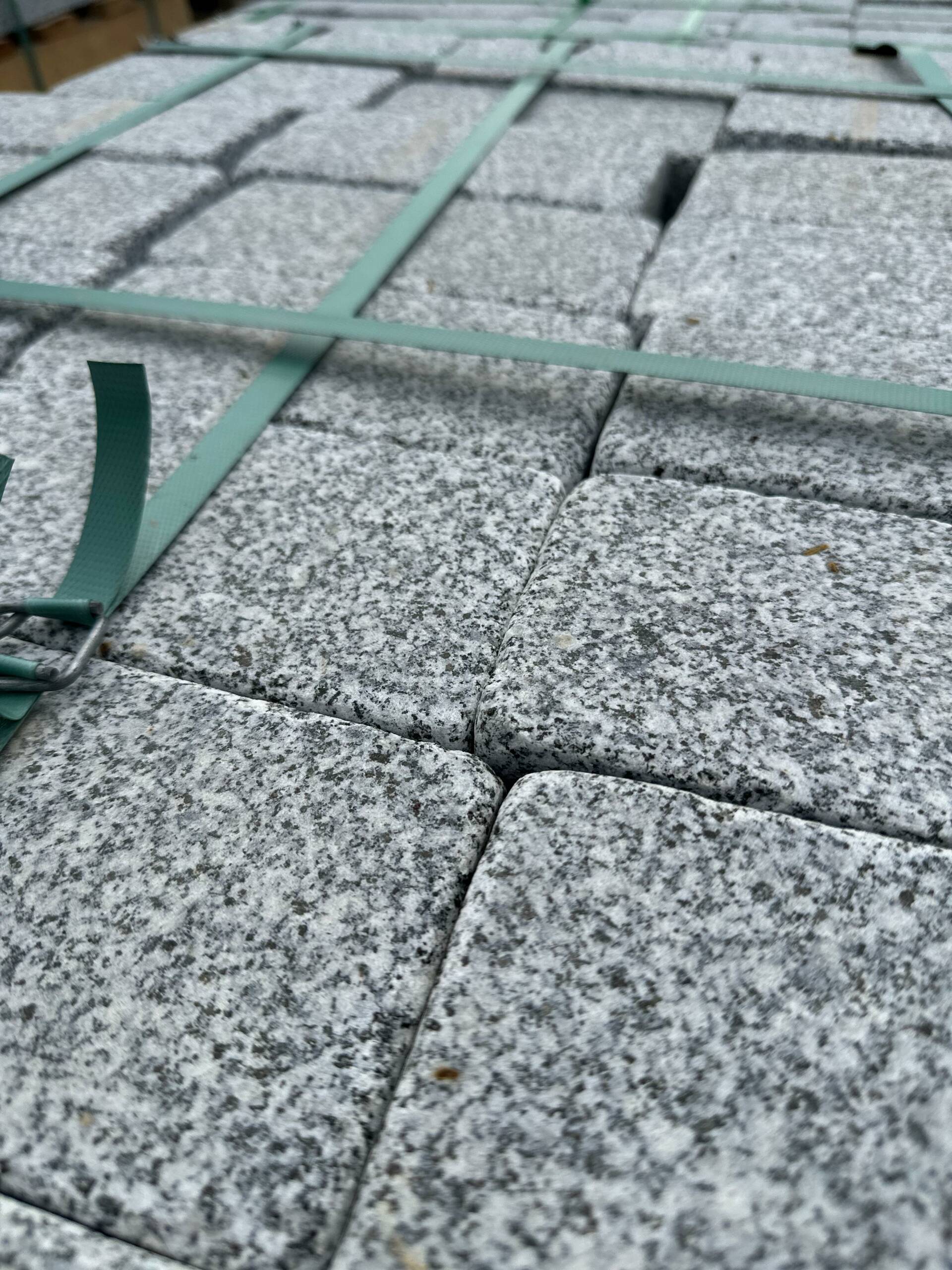 Granit Pflastersteine 8x10x20 cm – Bergama Grau, gesägt & getrommelt, Naturstein Bindersteine